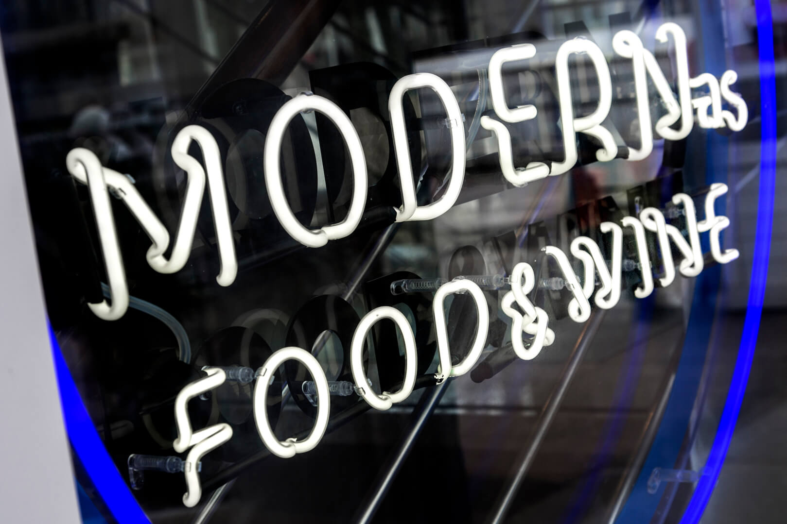 neon-modern-voedsel-wijn-blauw-neon-achter-de-glazen-neon-op-plexi-neon-bij-de-entree-neon-restaurant-neon-reclame-sopot-molo-restaurant-neon-belettering